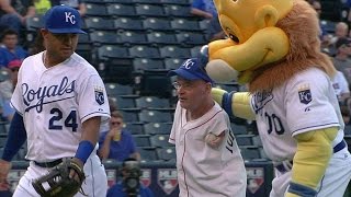 Tom Willis born armless tosses extraordinary first pitch [upl. by Viole]