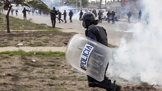 Manifestação em Luanda termina em violência [upl. by Donelson36]